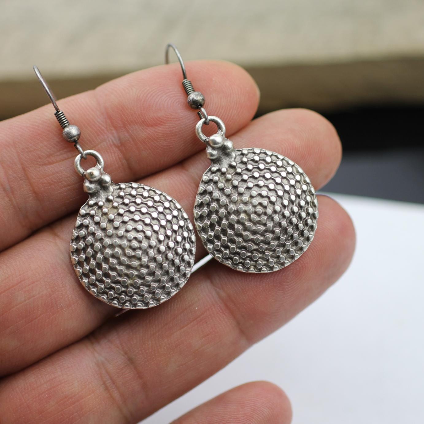 Gepunktete Runde Ohrringe, Silber Charm Schild Boho Baumeln Runde Geschenk Für Sie E161 Gepunktete Runde Ohrringe, Silber Charm Schild Boho Baumeln Runde Geschenk Für Sie E161 von YanardagJewelryShop