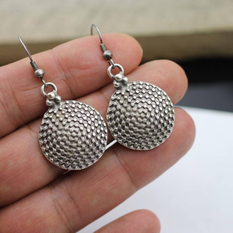 Gepunktete Runde Ohrringe, Silber Charm Schild Boho Baumeln Runde Geschenk Für Sie E161 Gepunktete Runde Ohrringe, Silber Charm Schild Boho Baumeln Runde Geschenk Für Sie E161 von YanardagJewelryShop