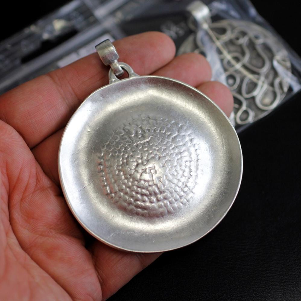 Silber Gepunktete Anhänger, Gehämmerte Schild Großer Runder Gothic Anhänger Handwerk, Schmuckherstellung, Schmuck Zubehör P2015 As Silber Gepunktete Anhänger, Gehämmerte Schild Großer Runder Gothic Anhänger Handwerk, Schmuckherstellung, Schmuck Zubehör P2015 As von YanardagJewelryShop