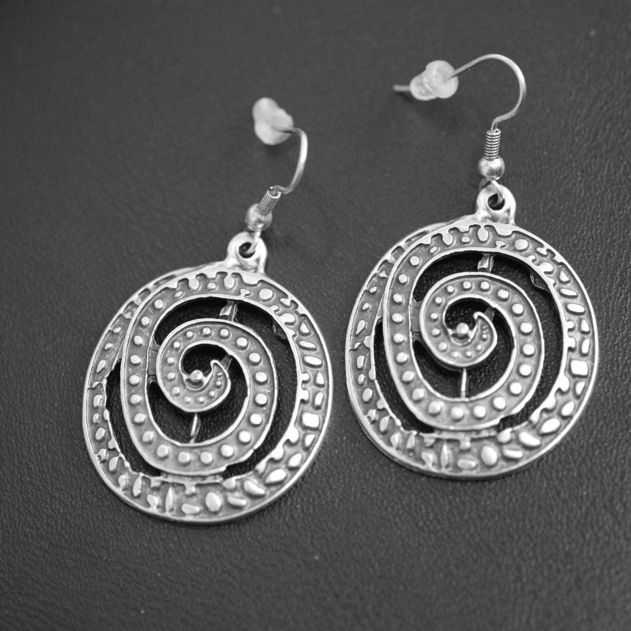 Silber Runde Ohrringe, Spiral Swirl Boho Sonnensymbol Earlobe Geschenk Für Sie, E97 von YanardagJewelryShop