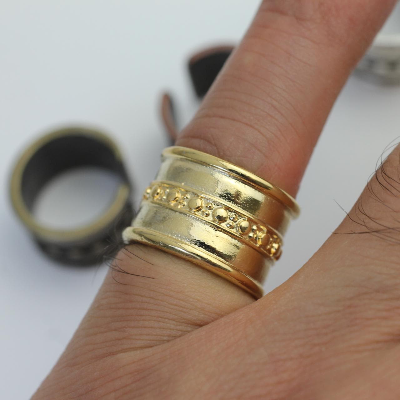 Vergoldeter Chunky Ring, Offene Bandringe, Statement Boho Verstellbarer Unisex Weihnachtsgeschenk, Vintage Schmuck Vergoldeter Chunky Ring, Offene Bandringe, Statement Boho Verstellbarer Unisex Weihnachtsgeschenk, Vintage Schmuck von YanardagJewelryShop