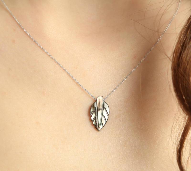 Massive 8K Goldkette Und Schwarze Perlmutt Floating Blatt Anhänger Halskette von YaparJewelry