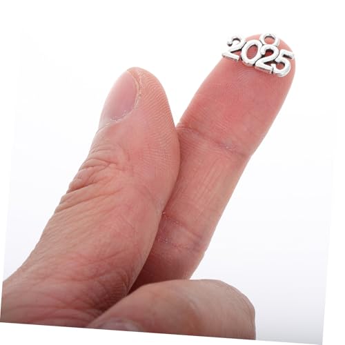 Yardenfun 50 Stück Teiliges Vintage Stil Jahreszahl Anhänger Robustem Legierungs Material für DIY Schmuckherstellung Vielseitige Charms für Halsketten Armbänder Schlüsselanhänger für von Yardenfun