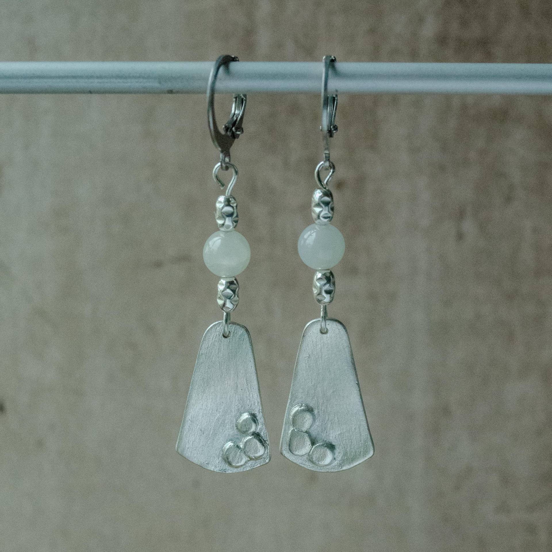 999Er Feinsilber-Ohrringe Mit Ovalen Echtsilber-Spacern Und 925Er Silber-Brisuren, Blumenjade-Perle | Ohrringe Silberschmuck 999Er Feinsilber-Ohrringe Mit Ovalen Echtsilber-Spacern Und 925Er Silber-Brisuren, Blumenjade-Perle | Ohrringe Silberschmuck von YarikenDesign