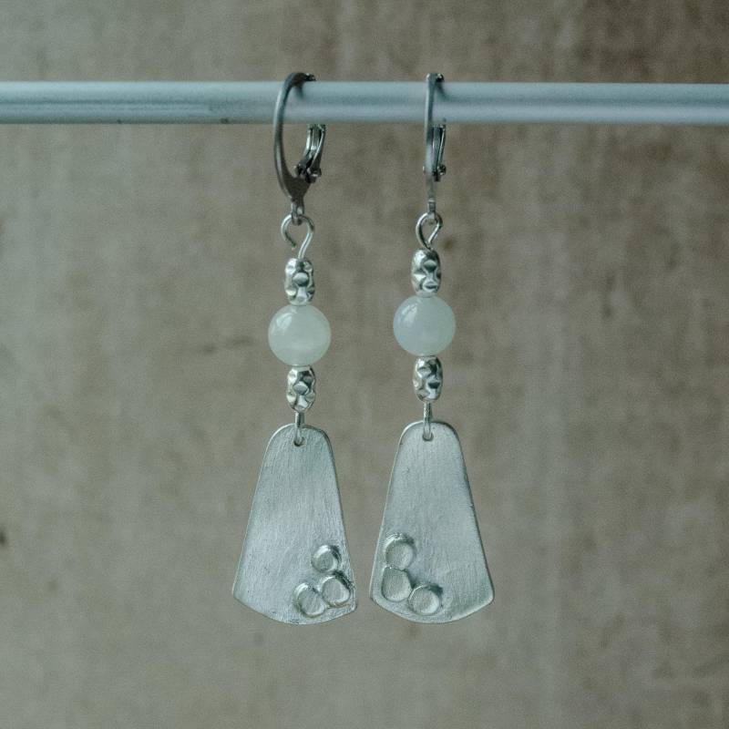 999Er Feinsilber-Ohrringe Mit Ovalen Echtsilber-Spacern Und 925Er Silber-Brisuren, Blumenjade-Perle | Ohrringe Silberschmuck 999Er Feinsilber-Ohrringe Mit Ovalen Echtsilber-Spacern Und 925Er Silber-Brisuren, Blumenjade-Perle | Ohrringe Silberschmuck von YarikenDesign