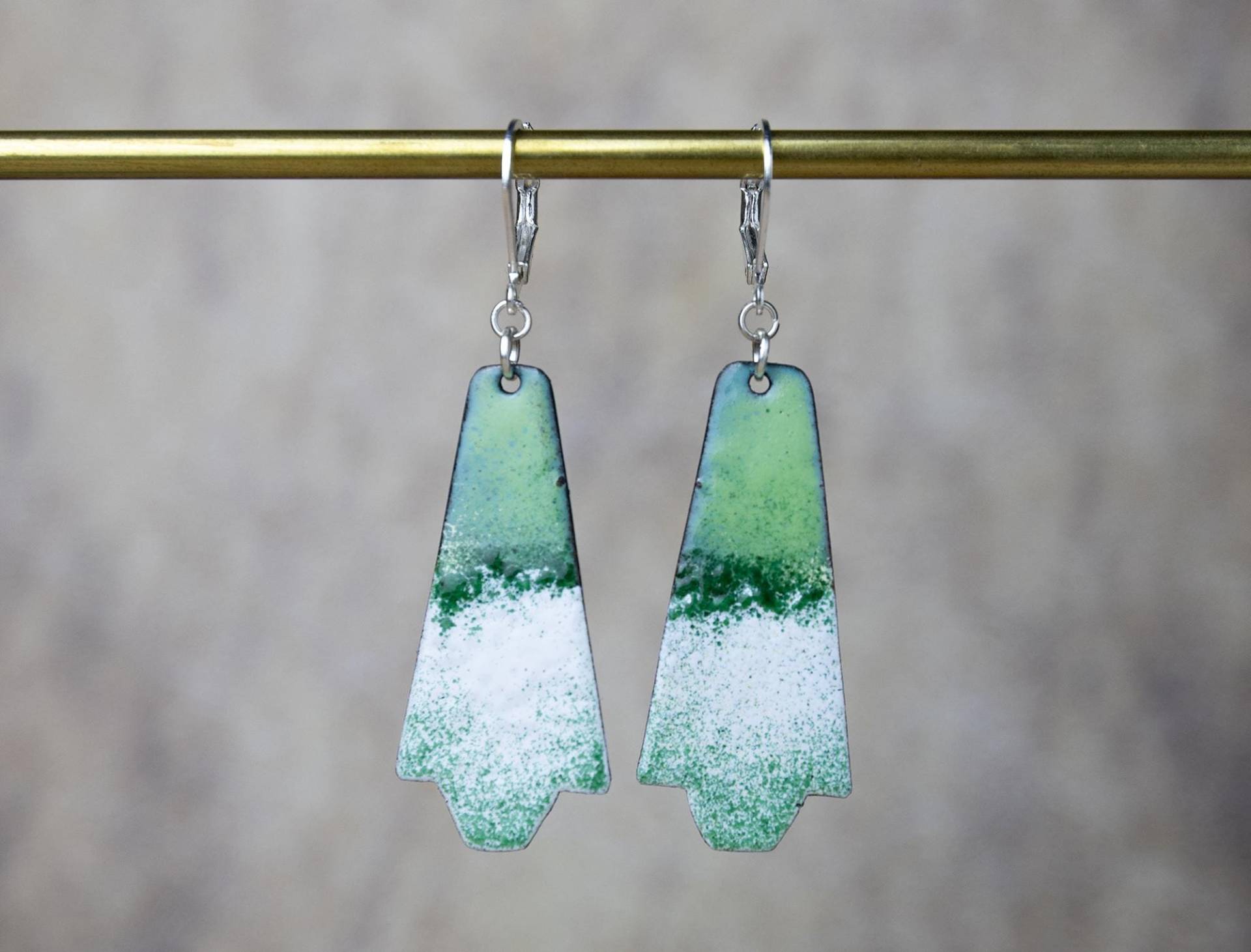 Außergewöhnliche Emaille-Ohrringe in Grün-Weiss Mit Echtsilber-Brisuren | Ohrschmuck Ohrhänger Emaille Ohrringe Hängend Außergewöhnliche Emaille-Ohrringe in Grün-Weiss Mit Echtsilber-Brisuren | Ohrschmuck Ohrhänger Emaille Ohrringe Hängend von YarikenDesign