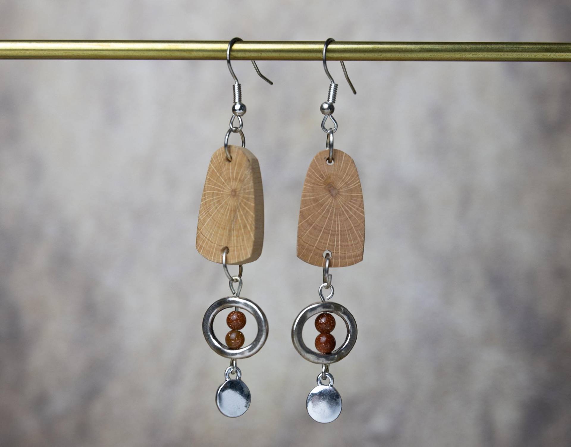 Außergewöhnliche Holz-Ohrringe Mit Toller Maserung, Silberfarbenen Schmuckelementen Und Perlen | Naturschmuck Hängend Ohrschmuck Holz Außergewöhnliche Holz-Ohrringe Mit Toller Maserung, Silberfarbenen Schmuckelementen Und Perlen | Naturschmuck Hängend Ohrschmuck Holz von YarikenDesign