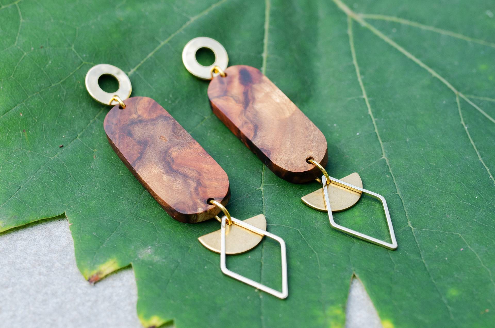 Außergewöhnliche Holzohrringe Aus Baumperlenholz Mit Goldfarbenen, Runden Ohrsteckern Und Schmuckelementen | Naturschmuck Hängend Außergewöhnliche Holzohrringe Aus Baumperlenholz Mit Goldfarbenen, Runden Ohrsteckern Und Schmuckelementen | Naturschmuck Hängend von YarikenDesign