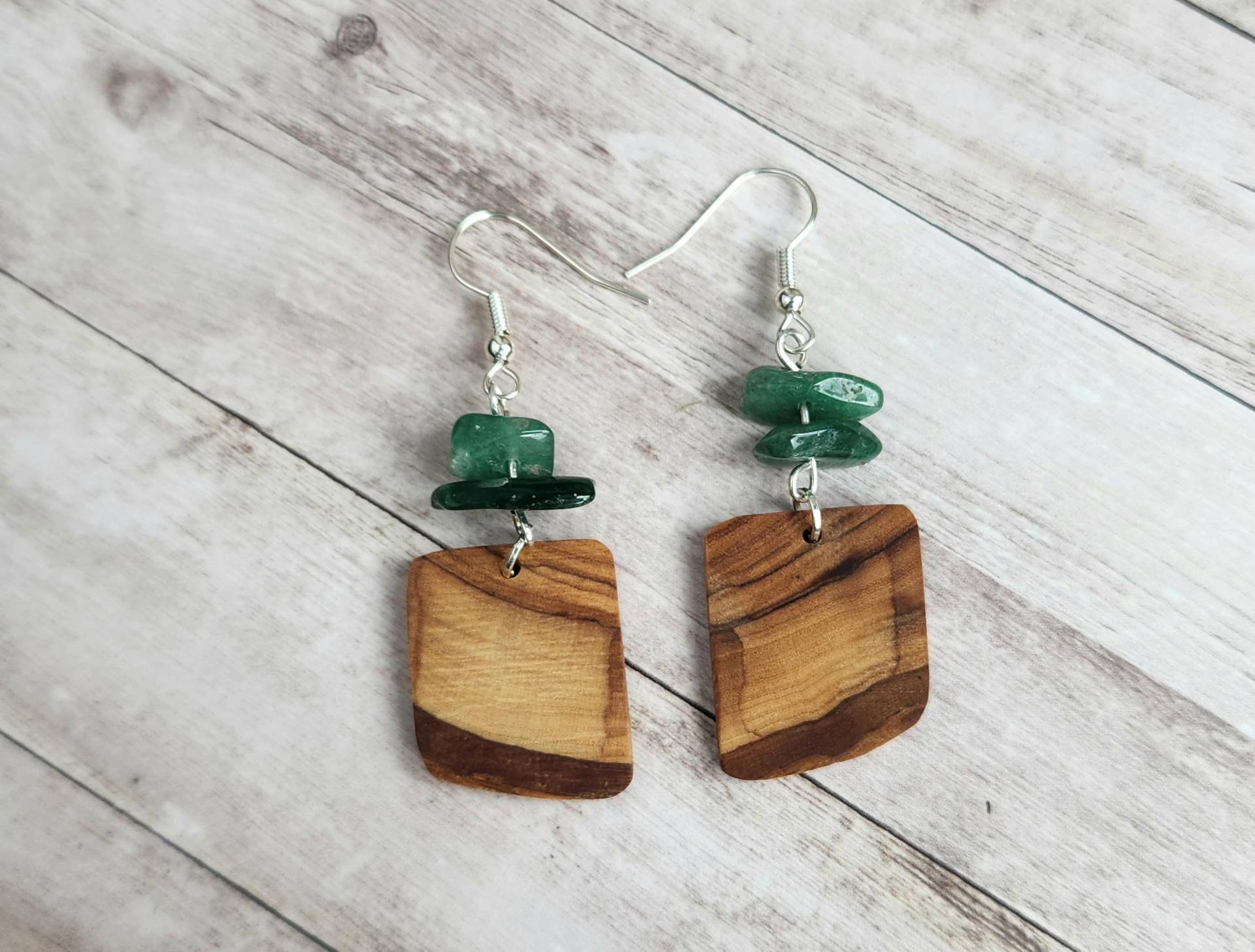 Außergewöhnliche Holzohrringe Aus Olivenholz Mit 2 Kleinen Aventurin-steinchen | Ohrschmuck Hängeohrringe Holzschmuck Naturschmuck von YarikenDesign