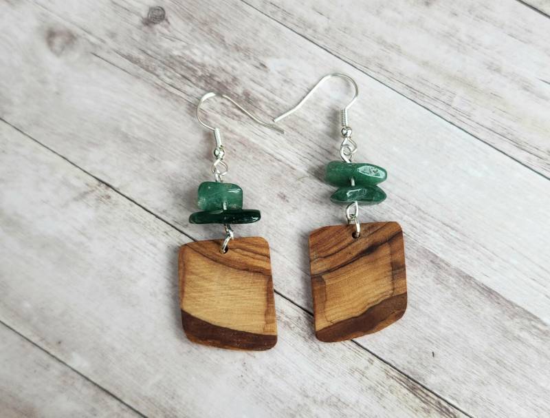 Außergewöhnliche Holzohrringe Aus Olivenholz Mit 2 Kleinen Aventurin-steinchen | Ohrschmuck Hängeohrringe Holzschmuck Naturschmuck von YarikenDesign