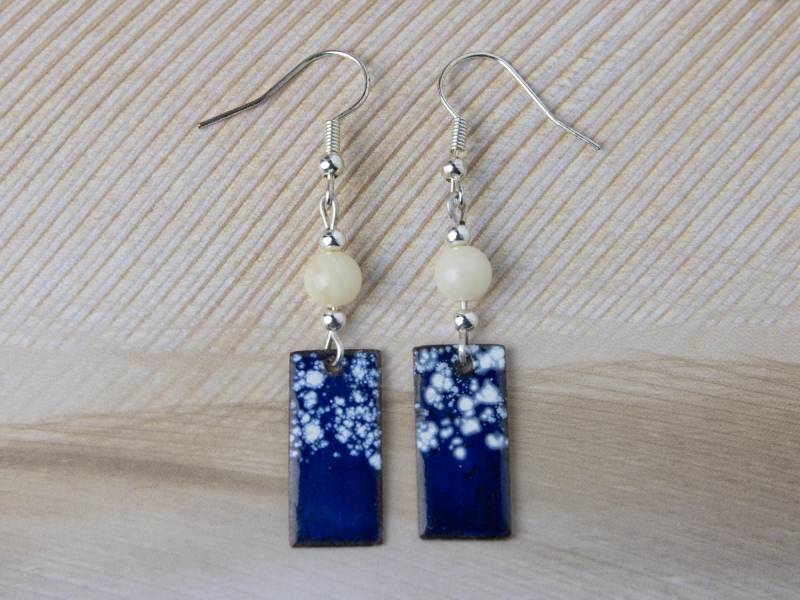 Außergewöhnliche Rechteckige Emaille Ohrringe in Blau-Weiß Mit Magnesitperle | Ohrschmuck Ohrhänger Hängend Außergewöhnliche Rechteckige Emaille Ohrringe in Blau-Weiß Mit Magnesitperle | Ohrschmuck Ohrhänger Hängend von YarikenDesign