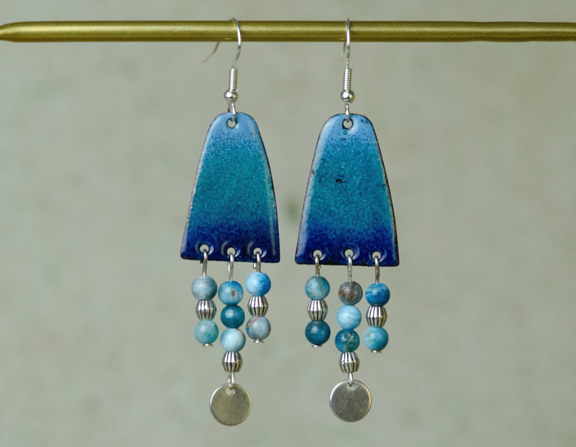 Blaue Unikat Emaille-Ohrringe Mit Silberfarbenen Schmuckelementen Und Kleinen Apatit-Perlen | Emaille Ohrhänger Ohrschmuck Ohrringe Blaue Unikat Emaille-Ohrringe Mit Silberfarbenen Schmuckelementen Und Kleinen Apatit-Perlen | Emaille Ohrhänger Ohrschmuck Ohrringe von YarikenDesign