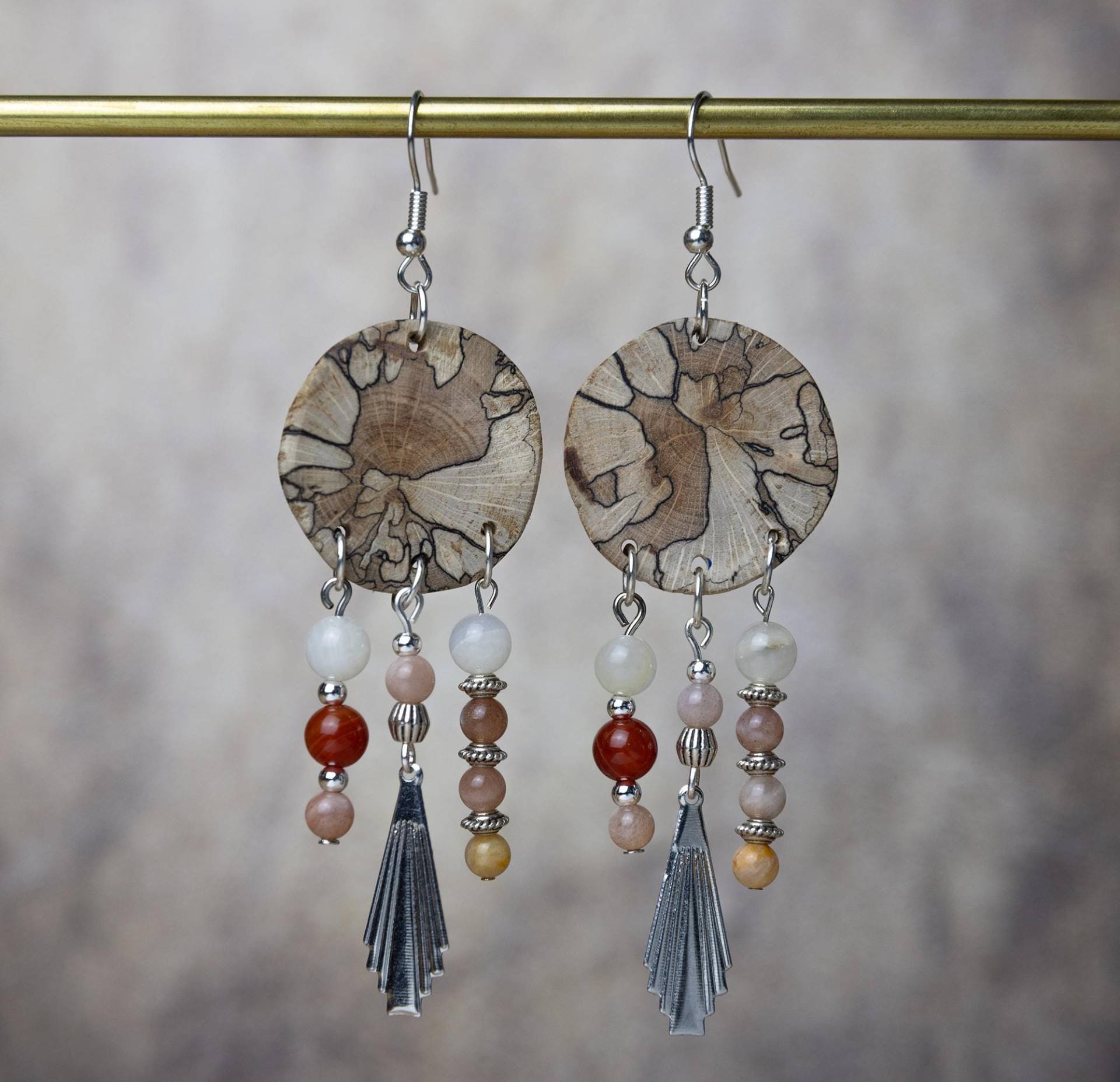 Boho Holzohrringe Aus Gestocktem Wurzelholz Mit Achat, Sonnenstein Und Jade, Sowie Silbernen Schmuckelementen | Holzschmuck Bohostyle Boho Holzohrringe Aus Gestocktem Wurzelholz Mit Achat, Sonnenstein Und Jade, Sowie Silbernen Schmuckelementen | Holzschmuck Bohostyle von YarikenDesign