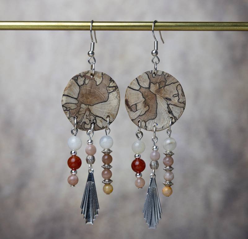 Boho Holzohrringe Aus Gestocktem Wurzelholz Mit Achat, Sonnenstein Und Jade, Sowie Silbernen Schmuckelementen | Holzschmuck Bohostyle Boho Holzohrringe Aus Gestocktem Wurzelholz Mit Achat, Sonnenstein Und Jade, Sowie Silbernen Schmuckelementen | Holzschmuck Bohostyle von YarikenDesign