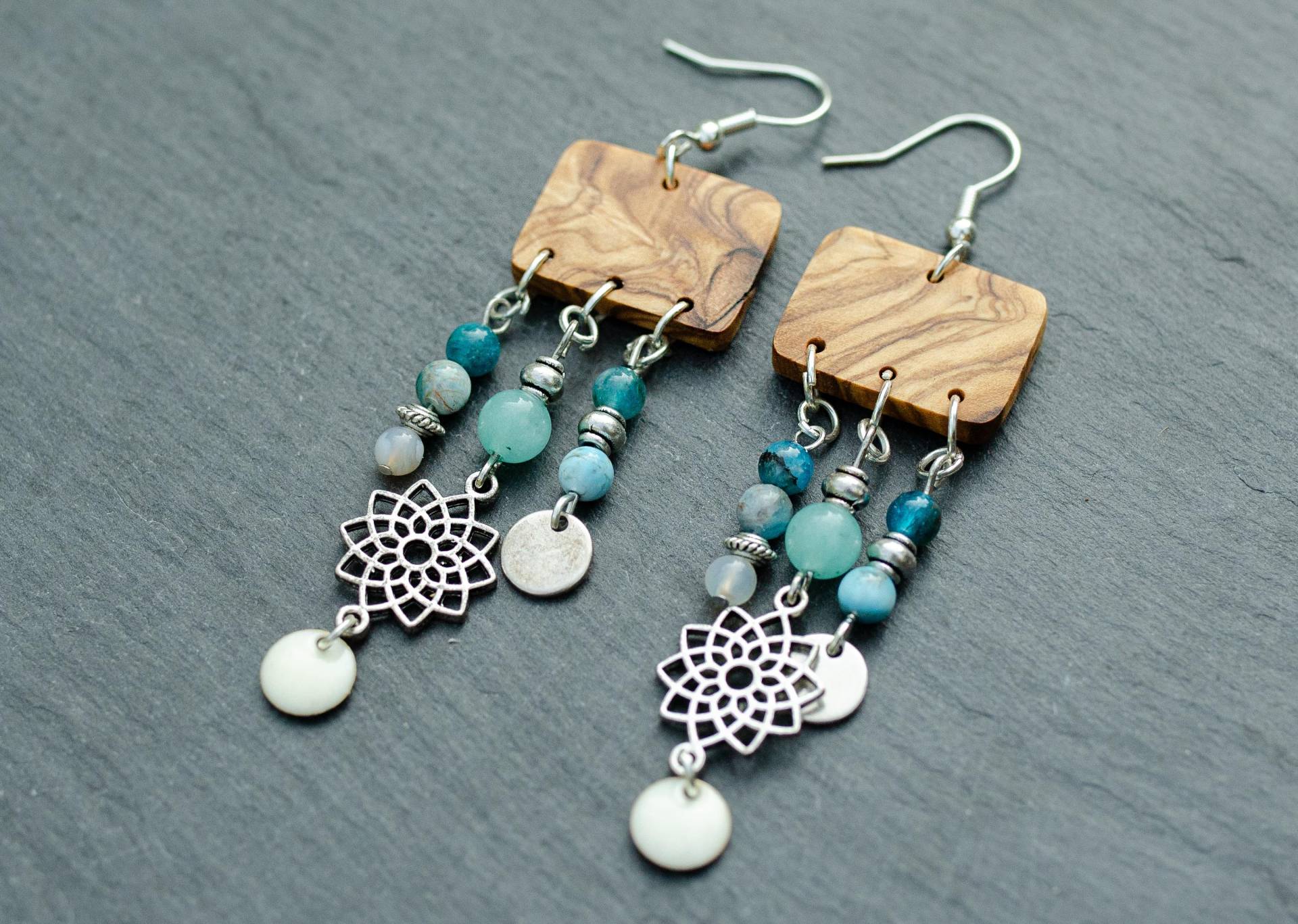 Boho Holzohrringe Aus Olivenholz Mit Jade Und Apatit, Sowie Silbernen Schmuckelementen | Holzschmuck Bohostyle Boho Holzohrringe Aus Olivenholz Mit Jade Und Apatit, Sowie Silbernen Schmuckelementen | Holzschmuck Bohostyle von YarikenDesign