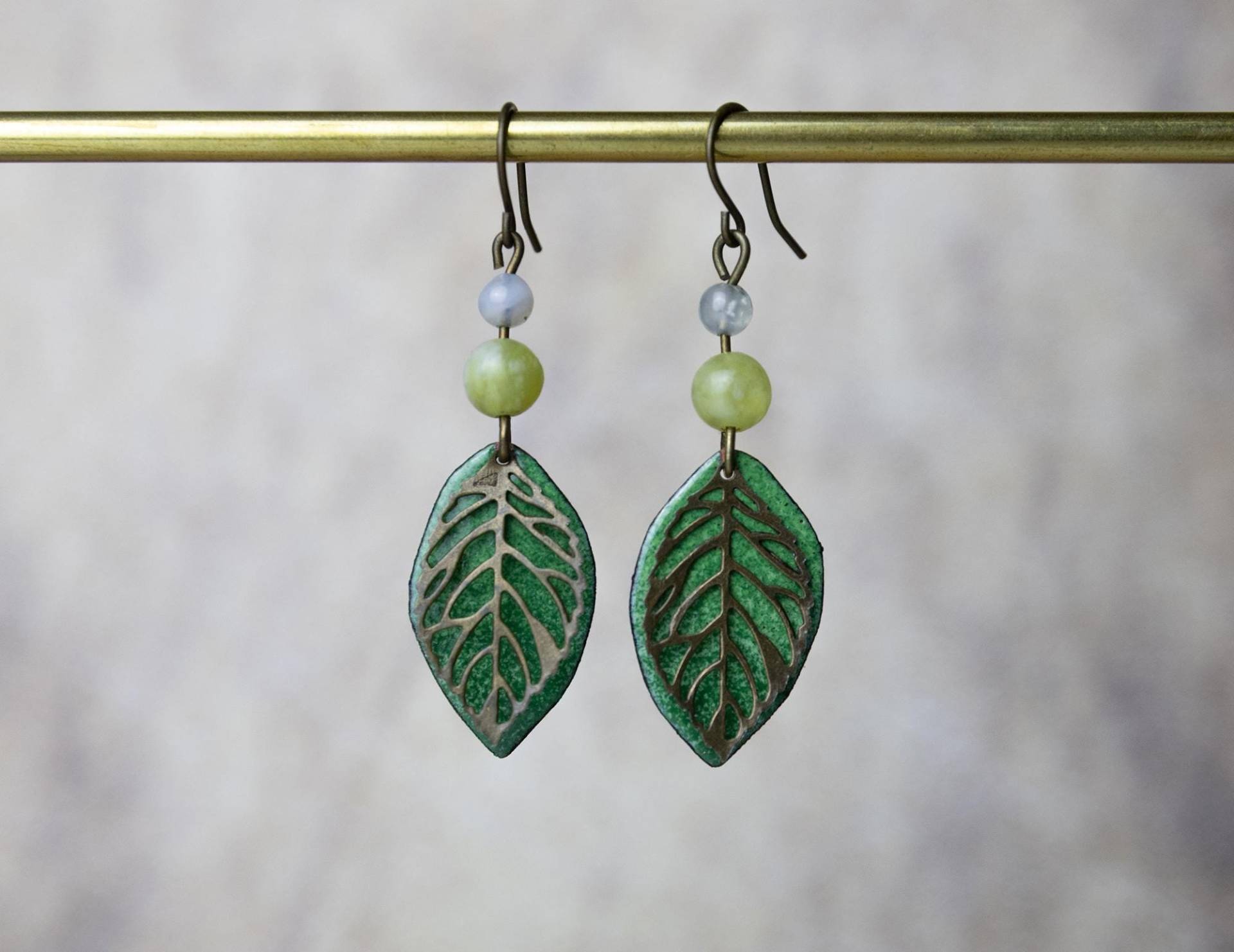 Emaille-Ohrringe in 2 Grüntönen Blattform Mit Bronzeblatt Und Perlen Ohrringe | Ohrschmuck Ohrhänger Emaille Emaille-Ohrringe in 2 Grüntönen Blattform Mit Bronzeblatt Und Perlen Ohrringe | Ohrschmuck Ohrhänger Emaille von YarikenDesign
