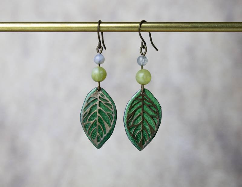 Emaille-Ohrringe in 2 Grüntönen Blattform Mit Bronzeblatt Und Perlen Ohrringe | Ohrschmuck Ohrhänger Emaille Emaille-Ohrringe in 2 Grüntönen Blattform Mit Bronzeblatt Und Perlen Ohrringe | Ohrschmuck Ohrhänger Emaille von YarikenDesign
