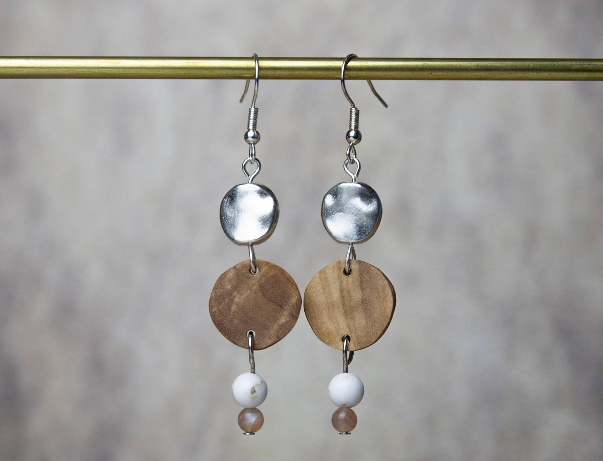 Feine Holz-Ohrringe Aus Baumperlenholz Mit Jaspis Und Sonnenstein-Perlen Silberfarbenen Schmuckelementen Feine Holz-Ohrringe Aus Baumperlenholz Mit Jaspis Und Sonnenstein-Perlen Silberfarbenen Schmuckelementen von YarikenDesign