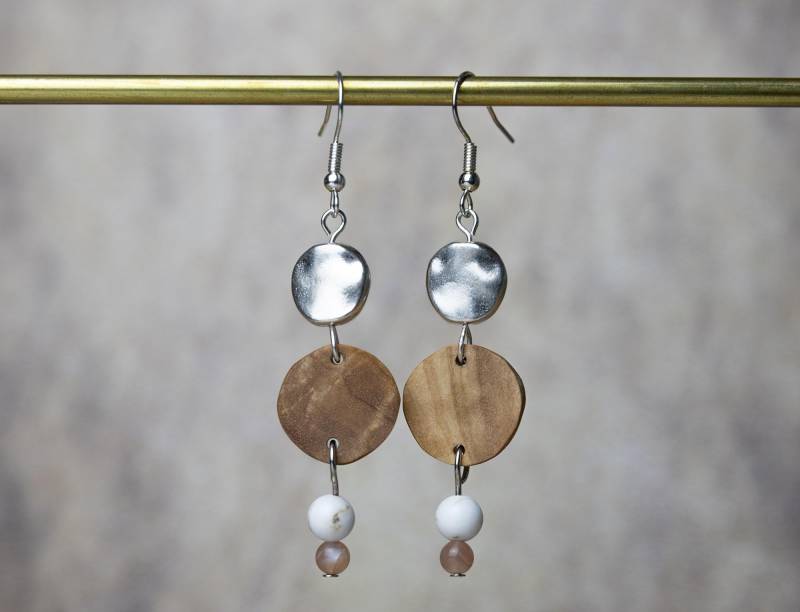 Feine Holz-Ohrringe Aus Baumperlenholz Mit Jaspis Und Sonnenstein-Perlen Silberfarbenen Schmuckelementen Feine Holz-Ohrringe Aus Baumperlenholz Mit Jaspis Und Sonnenstein-Perlen Silberfarbenen Schmuckelementen von YarikenDesign
