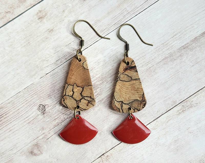 Holz Ohrringe Aus Gestocktem Wurzelholz Kombiniert Mit Einem Roten Emaillanhänger| Emaille-Ohrringe | Ohrschmuck Holzschmuck von YarikenDesign