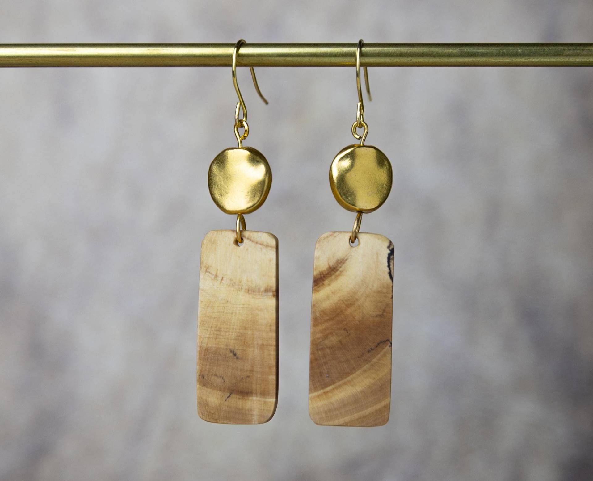 Holzohrringe Aus Baumperlenholz Mit Goldfarbenem Runden Schmuckelement Und Goldfarbenen Ohrhaken | Naturschmuck Hängend Ohrringe Holzohrringe Aus Baumperlenholz Mit Goldfarbenem Runden Schmuckelement Und Goldfarbenen Ohrhaken | Naturschmuck Hängend Ohrringe von YarikenDesign