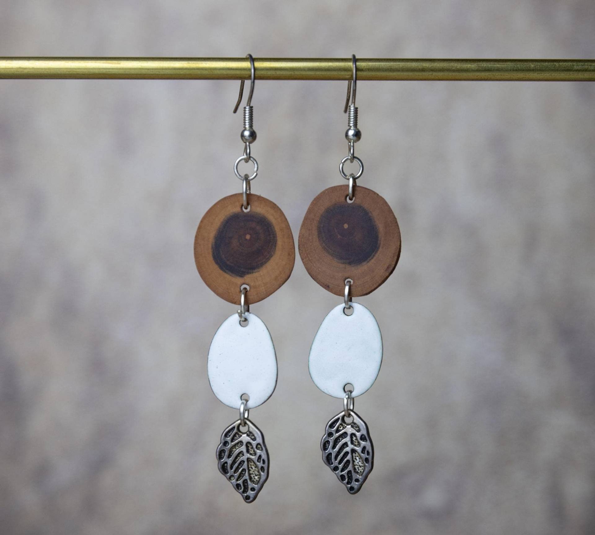 Holzohrringe Aus Kleinem Astscheibchen Mit Weißer Emaille Und Silberblatt | Ohrringe Holz Ohrhänger Ohrschmuck Holzohrringe Aus Kleinem Astscheibchen Mit Weißer Emaille Und Silberblatt | Ohrringe Holz Ohrhänger Ohrschmuck von YarikenDesign