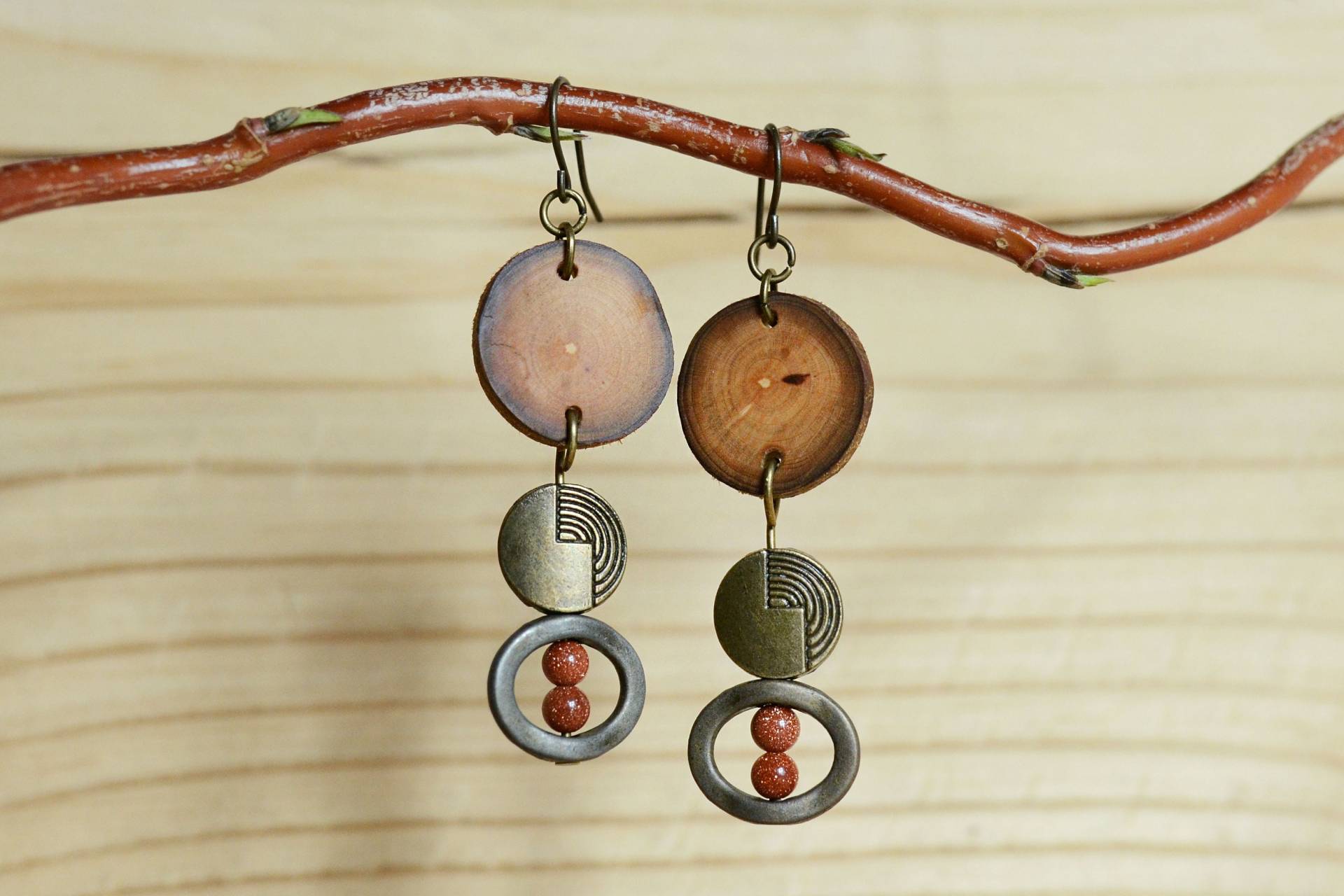 Holzohrringe Mit Bronzeelementen Und Kleinen Goldfluss-Perlchen | Ohrringe Holz Ohrhänger Ohrschmuck Holzohrringe Mit Bronzeelementen Und Kleinen Goldfluss-Perlchen | Ohrringe Holz Ohrhänger Ohrschmuck von YarikenDesign