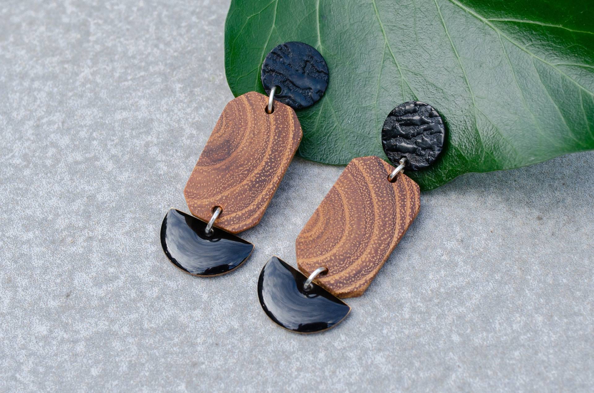 Holzohrringe Mit Schwarzen Edelstahl-Ohrsteckern Und Schwarzem, Halbrunden Emaille-Anhänger | Naturschmuck Emaille-Ohrringe Ohrstecker Holzohrringe Mit Schwarzen Edelstahl-Ohrsteckern Und Schwarzem, Halbrunden Emaille-Anhänger | Naturschmuck Emaille-Ohrringe Ohrstecker von YarikenDesign