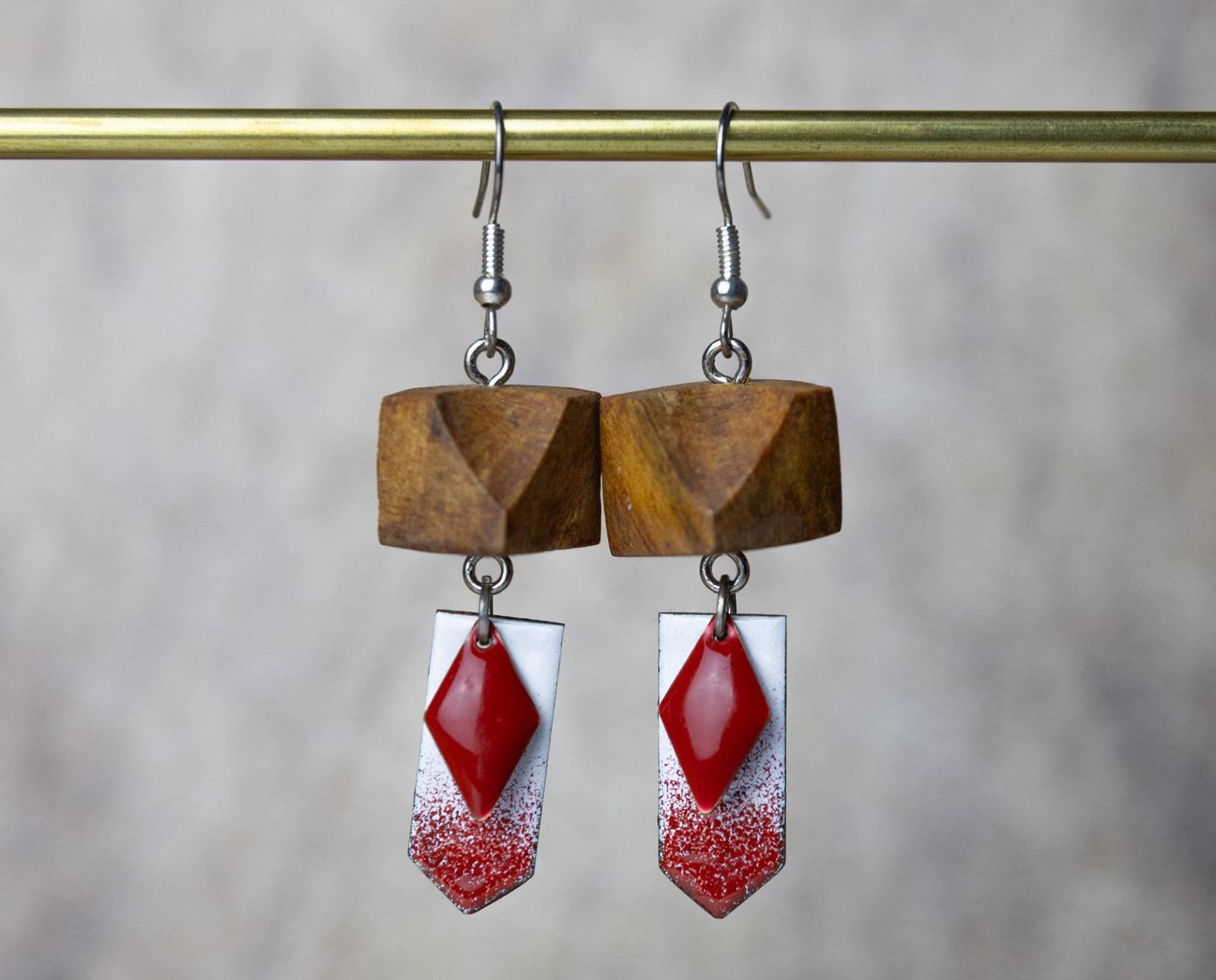 Holzohrringe in Außergewöhnlicher Würfel-Form Mit Emaille-Anhängern Und Silbernen Ohrhaken | Naturschmuck Emaille-Ohrringe Ohrhänger Holzohrringe in Außergewöhnlicher Würfel-Form Mit Emaille-Anhängern Und Silbernen Ohrhaken | Naturschmuck Emaille-Ohrringe Ohrhänger von YarikenDesign
