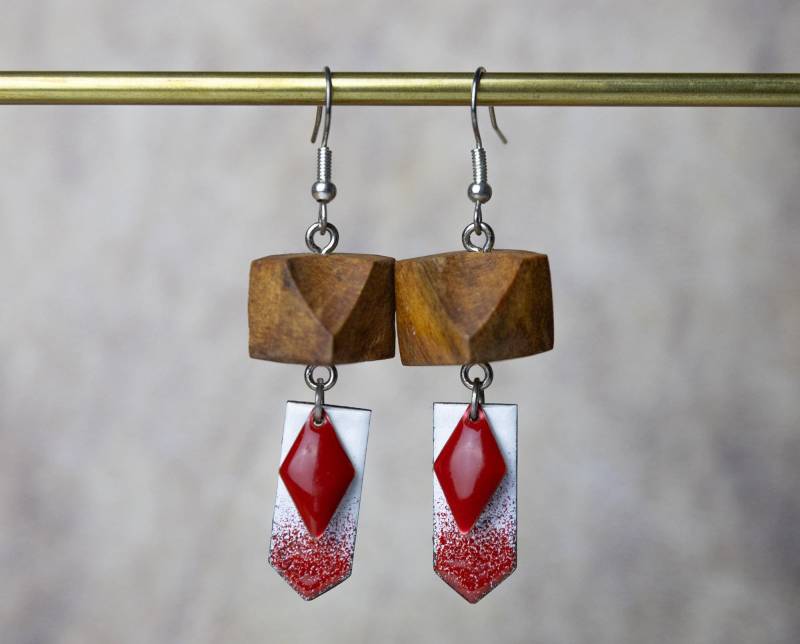 Holzohrringe in Außergewöhnlicher Würfel-Form Mit Emaille-Anhängern Und Silbernen Ohrhaken | Naturschmuck Emaille-Ohrringe Ohrhänger Holzohrringe in Außergewöhnlicher Würfel-Form Mit Emaille-Anhängern Und Silbernen Ohrhaken | Naturschmuck Emaille-Ohrringe Ohrhänger von YarikenDesign