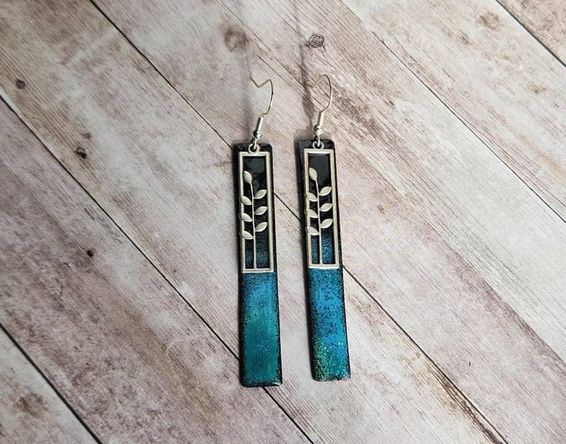 Lange Blau-Türkis-Scharze Emaille-Ohrringe Mit Floralem Silberelement | Ohrringe Ohrschmuck Ohrhänger Emaille von YarikenDesign
