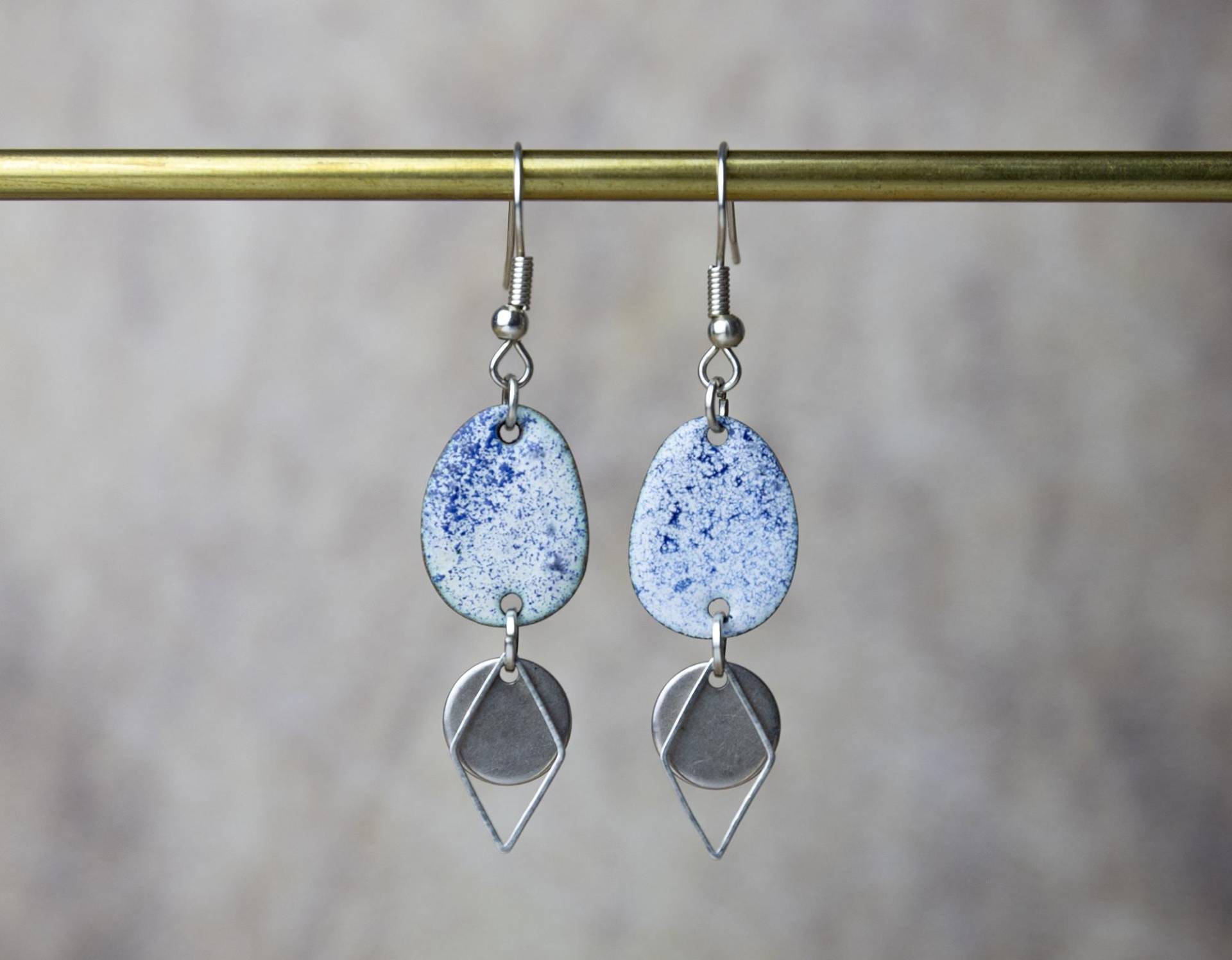 Ovale Emaille Ohrringe in Weiß-Blau Mit Silbernen Schmuckelementen | Ohrschmuck Ohrhänger Hängend Ovale Emaille Ohrringe in Weiß-Blau Mit Silbernen Schmuckelementen | Ohrschmuck Ohrhänger Hängend von YarikenDesign