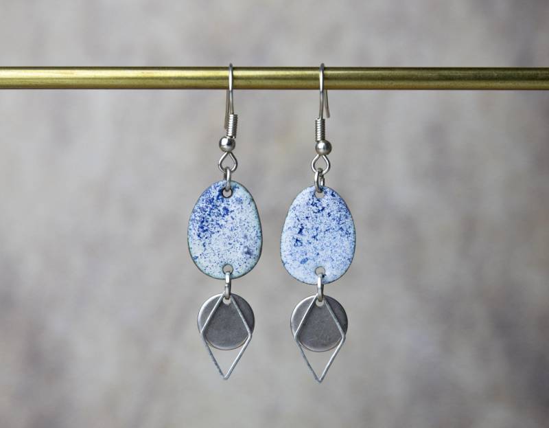 Ovale Emaille Ohrringe in Weiß-Blau Mit Silbernen Schmuckelementen | Ohrschmuck Ohrhänger Hängend Ovale Emaille Ohrringe in Weiß-Blau Mit Silbernen Schmuckelementen | Ohrschmuck Ohrhänger Hängend von YarikenDesign