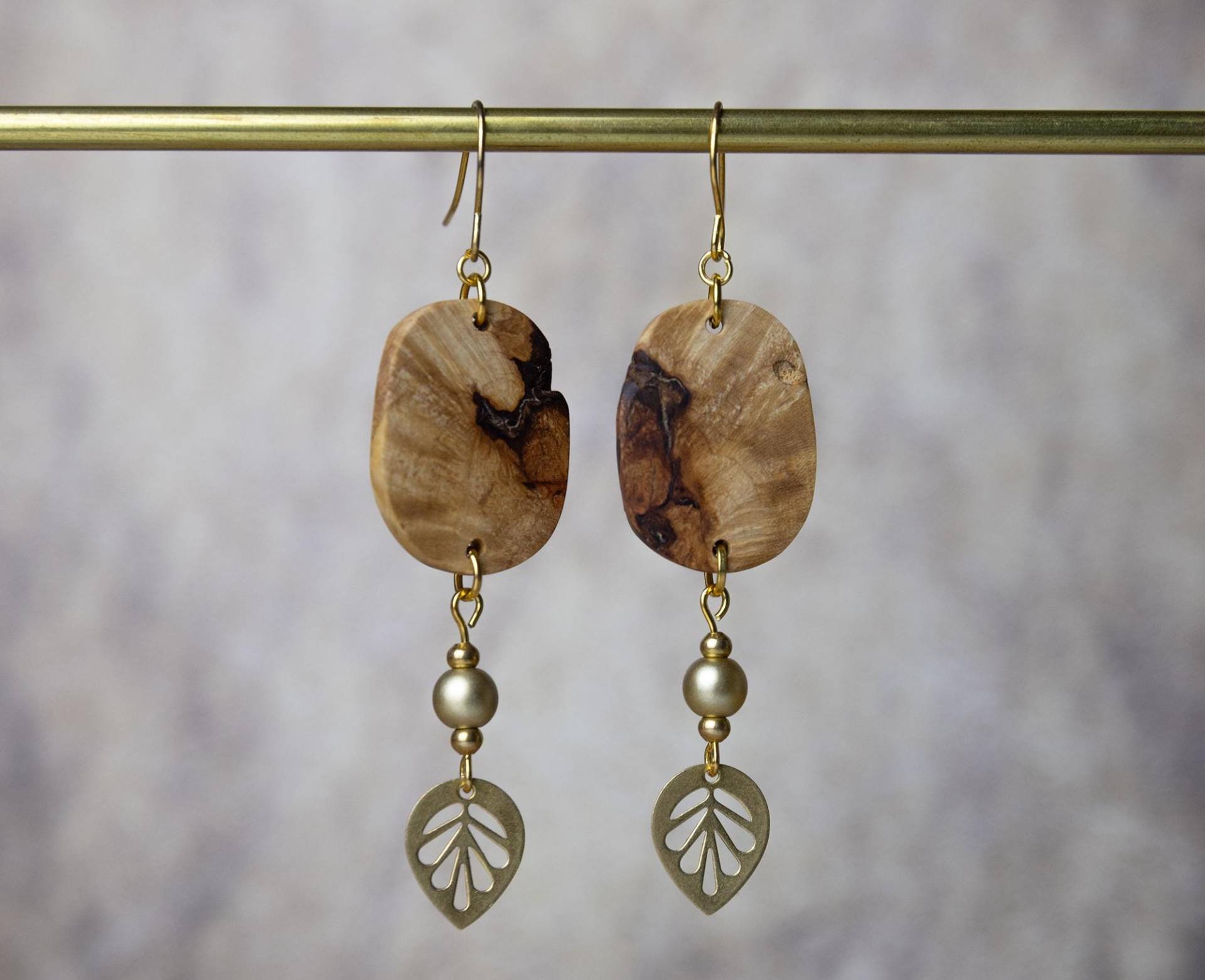 Ovale Holzohrringe Aus Baumperlenholz Mit Goldfarbenen Schmuckelementen Und Ohrhaken | Naturschmuck Hängend Ohrringe Ovale Holzohrringe Aus Baumperlenholz Mit Goldfarbenen Schmuckelementen Und Ohrhaken | Naturschmuck Hängend Ohrringe von YarikenDesign