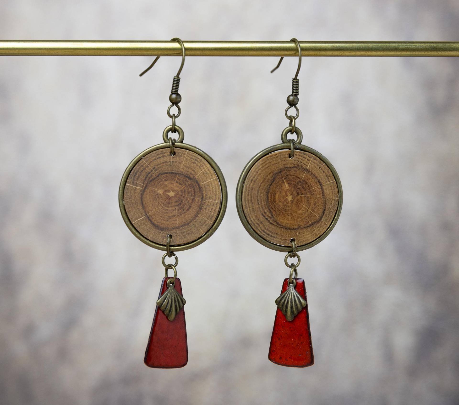 Runde Holzohrringe Mit Rotem Selbstgemachten Emaillefächer Und Bronzefarbenen Schmuckelementen | Emaille-Ohrringe Ohrhänger Holzschmuck Runde Holzohrringe Mit Rotem Selbstgemachten Emaillefächer Und Bronzefarbenen Schmuckelementen | Emaille-Ohrringe Ohrhänger Holzschmuck von YarikenDesign