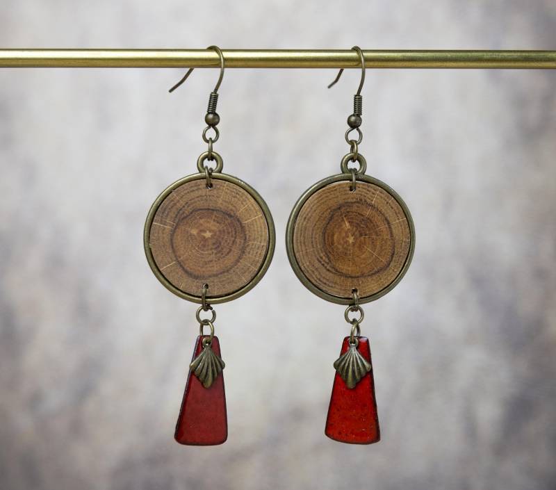 Runde Holzohrringe Mit Rotem Selbstgemachten Emaillefächer Und Bronzefarbenen Schmuckelementen | Emaille-Ohrringe Ohrhänger Holzschmuck Runde Holzohrringe Mit Rotem Selbstgemachten Emaillefächer Und Bronzefarbenen Schmuckelementen | Emaille-Ohrringe Ohrhänger Holzschmuck von YarikenDesign