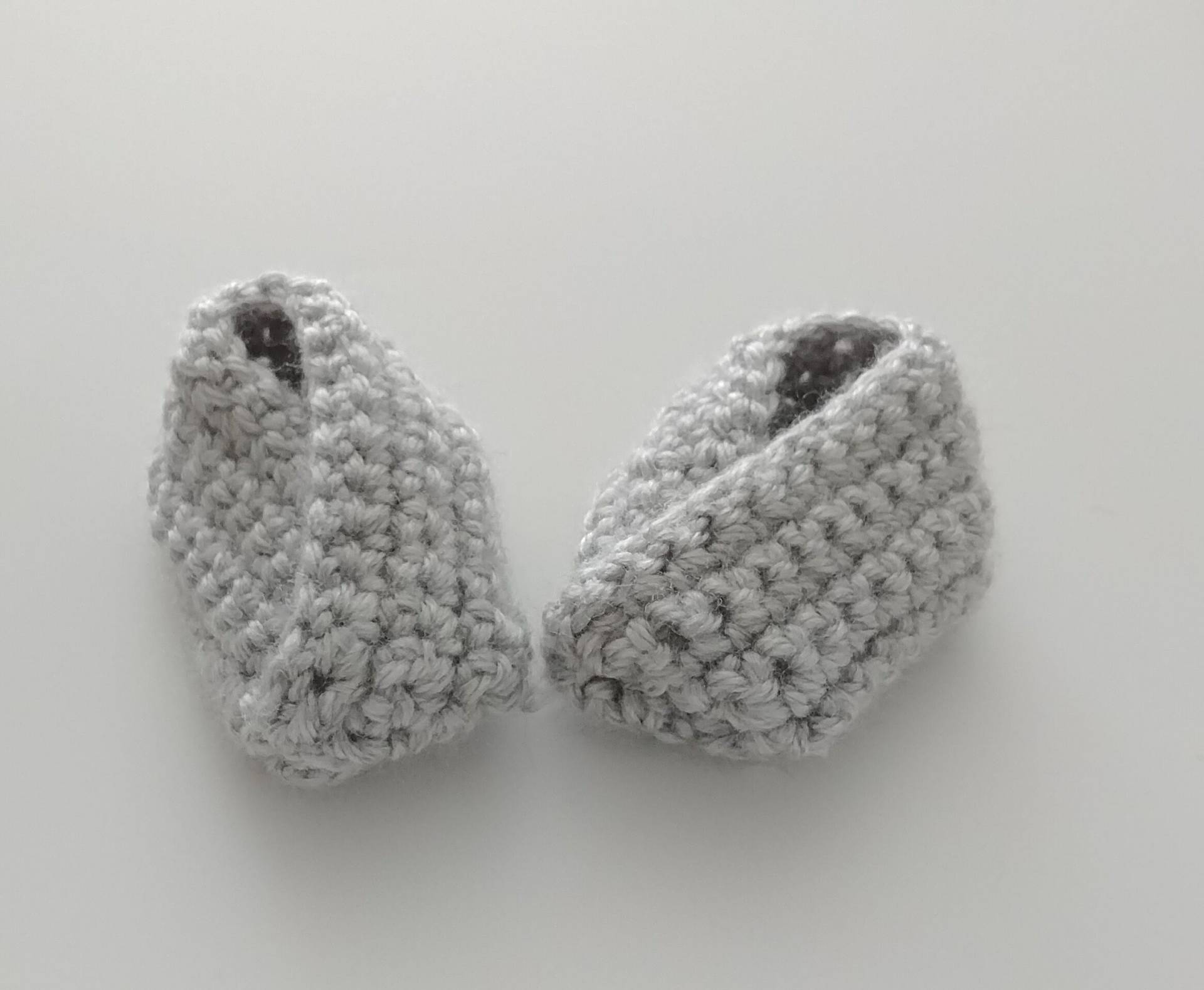 Gehäkelte Graue Babyboots, Crossover-Booties, Babyschuhe, Baby-Duschegeschenk, Frühchen, Neugeborene, Kleinkinder, 0-3 Monate, 3-6 Unisex Gehäkelte Graue Babyboots, Crossover-Booties, Babyschuhe, Baby-Duschegeschenk, Frühchen, Neugeborene, Kleinkinder, 0-3 Monate, 3-6 Unisex von YarnAroundIt