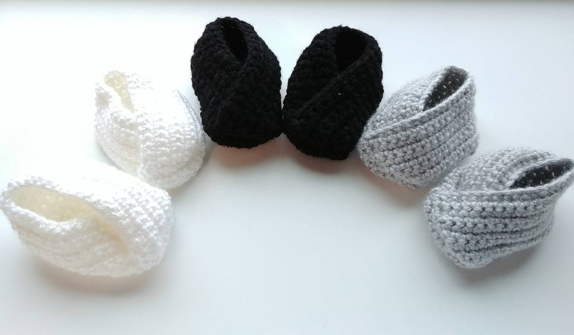 Gehäkelte Schwarze, Graue, Weiße Babyboots, Crossover-Booties, Babyschuhe, Baby-Duschegeschenk, Frühchen, Neugeborene, Säuglinge, 0-3 Monate, 3-6 Gehäkelte Schwarze, Graue, Weiße Babyboots, Crossover-Booties, Babyschuhe, Baby-Duschegeschenk, Frühchen, Neugeborene, Säuglinge, 0-3 Monate, 3-6 von YarnAroundIt