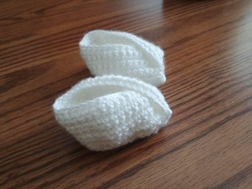 Gehäkelte Weiße Babyschühchen, Crossover Booties, Babyschuhe, Babyparty, Frühchen, Neugeborene, Kleinkinder, 0-3 Monate, 3-6 Mädchen, Taufe Gehäkelte Weiße Babyschühchen, Crossover Booties, Babyschuhe, Babyparty, Frühchen, Neugeborene, Kleinkinder, 0-3 Monate, 3-6 Mädchen, Taufe von YarnAroundIt