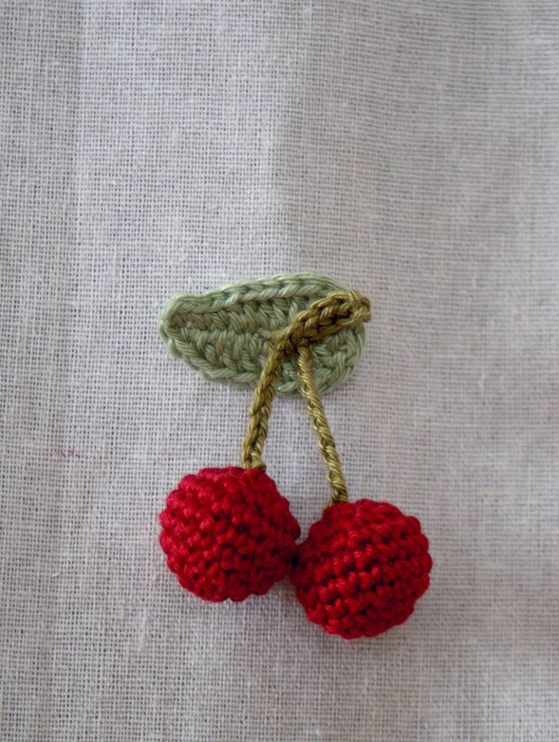 Kirschbrosche - Gehäkelte Brosche Für Kinder Und Erwachsene Kirschbrosche - Gehäkelte Brosche Für Kinder Und Erwachsene von YarnBallStories