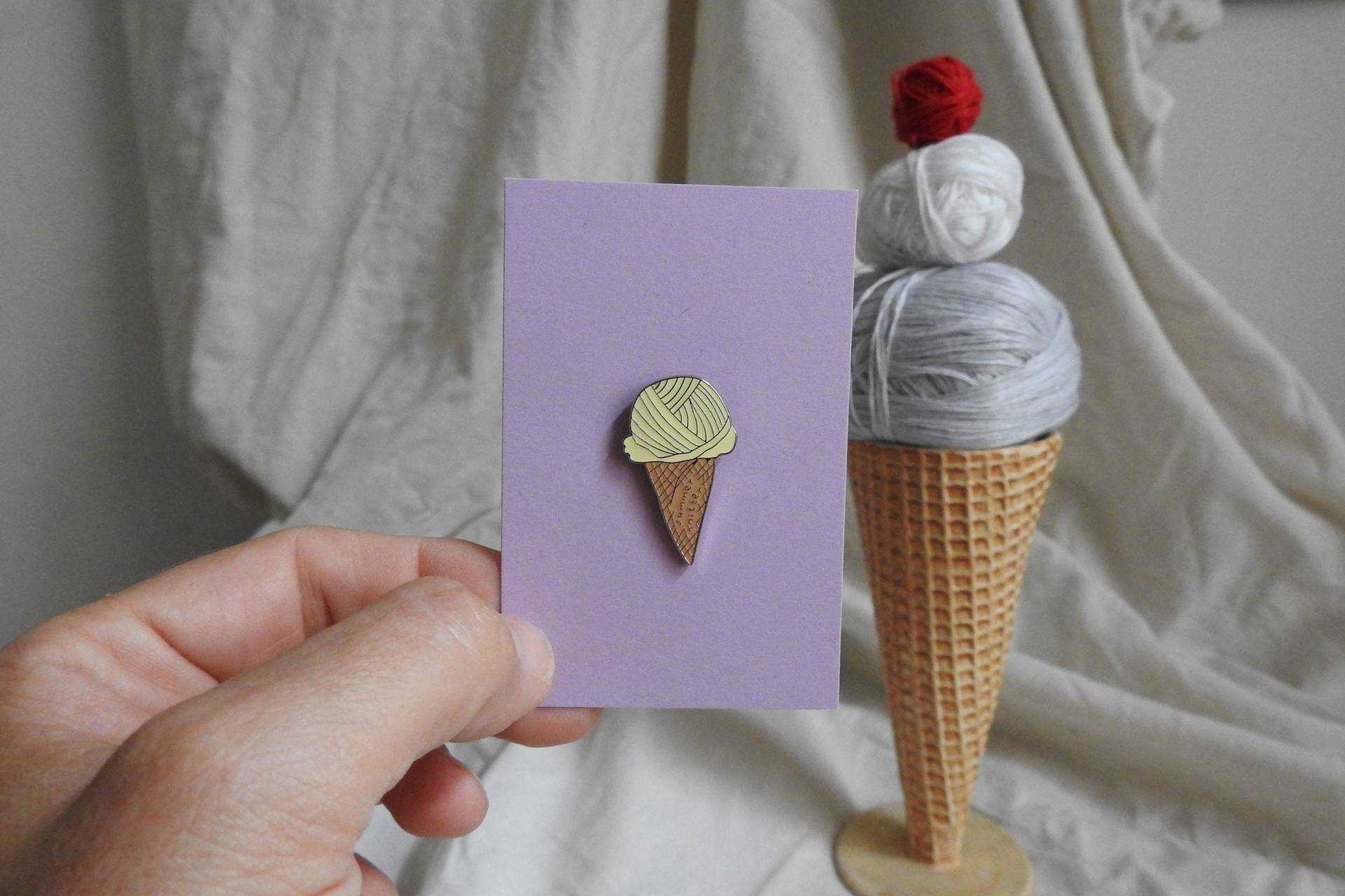 Eis Pin Sommer Crafter Emaille Pin Eis Pin Sommer Crafter Emaille Pin von YarnChix