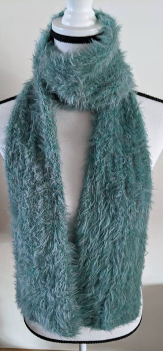 Neu Handgefertigter Fantasy Fur-Tastic Schal 3X2 Mit Rippenmuster 16cm X 17cm Neu Handgefertigter Fantasy Fur-Tastic Schal 3X2 Mit Rippenmuster 16cm X 17cm von YarnItAnyWay