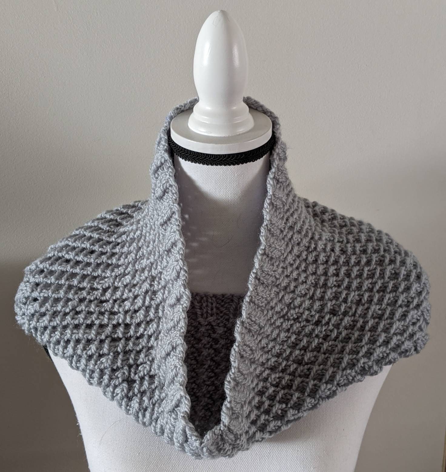 Neue Handgemachte Bambus Stich Infinity Cowl in Grau Regenbogen Classic - 8, 5 "x 31" Neue Handgemachte Bambus Stich Infinity Cowl in Grau Regenbogen Classic - 8, 5 "x 31" von YarnItAnyWay