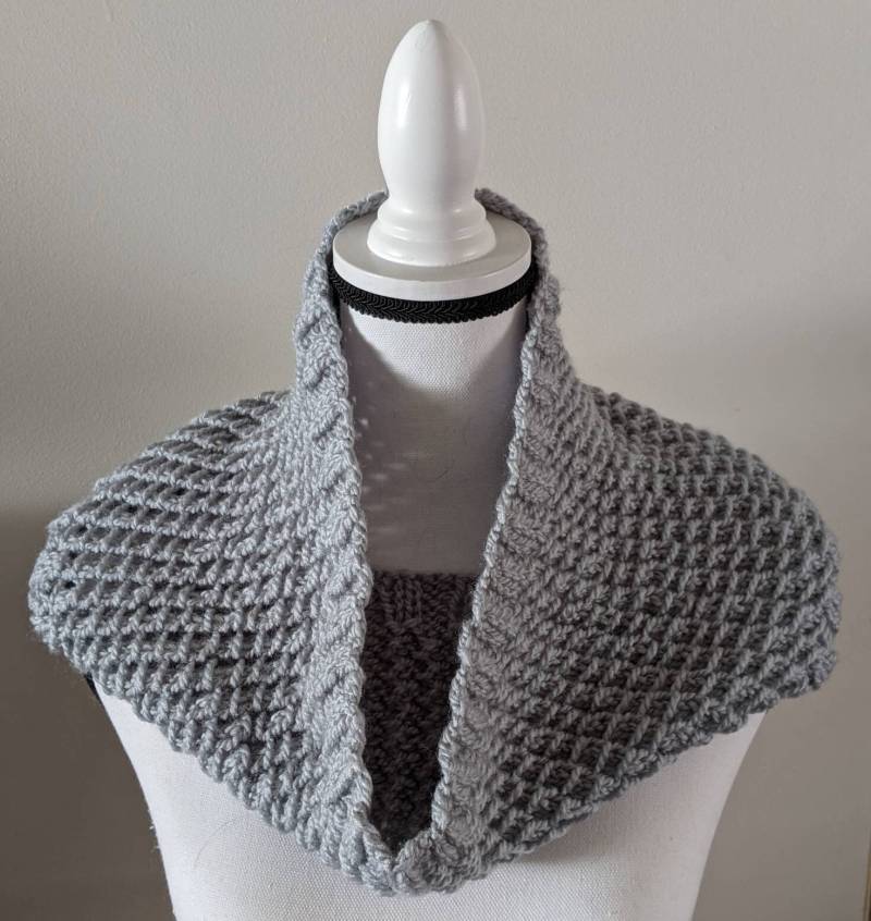 Neue Handgemachte Bambus Stich Infinity Cowl in Grau Regenbogen Classic - 8, 5 "x 31" von YarnItAnyWay