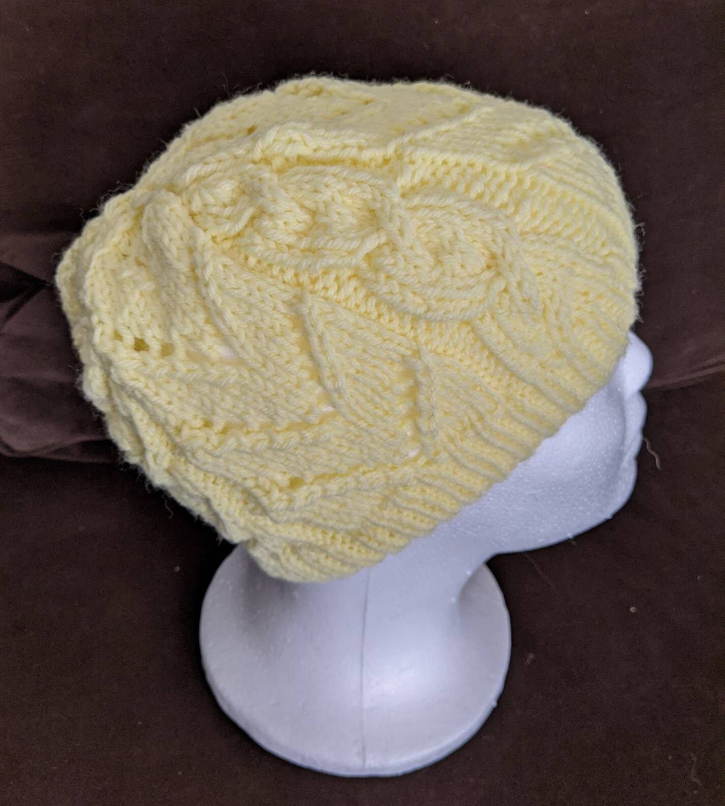 Neue Handgemachte Blass Gelbe Chevrons Und Kabel Stricken Hut - Frauen Klein Neue Handgemachte Blass Gelbe Chevrons Und Kabel Stricken Hut - Frauen Klein von YarnItAnyWay