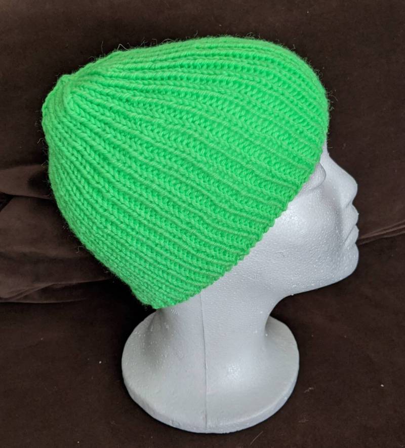 Neue Handgemachte Neongrüne Strickmütze - Extra Dehnbar von YarnItAnyWay