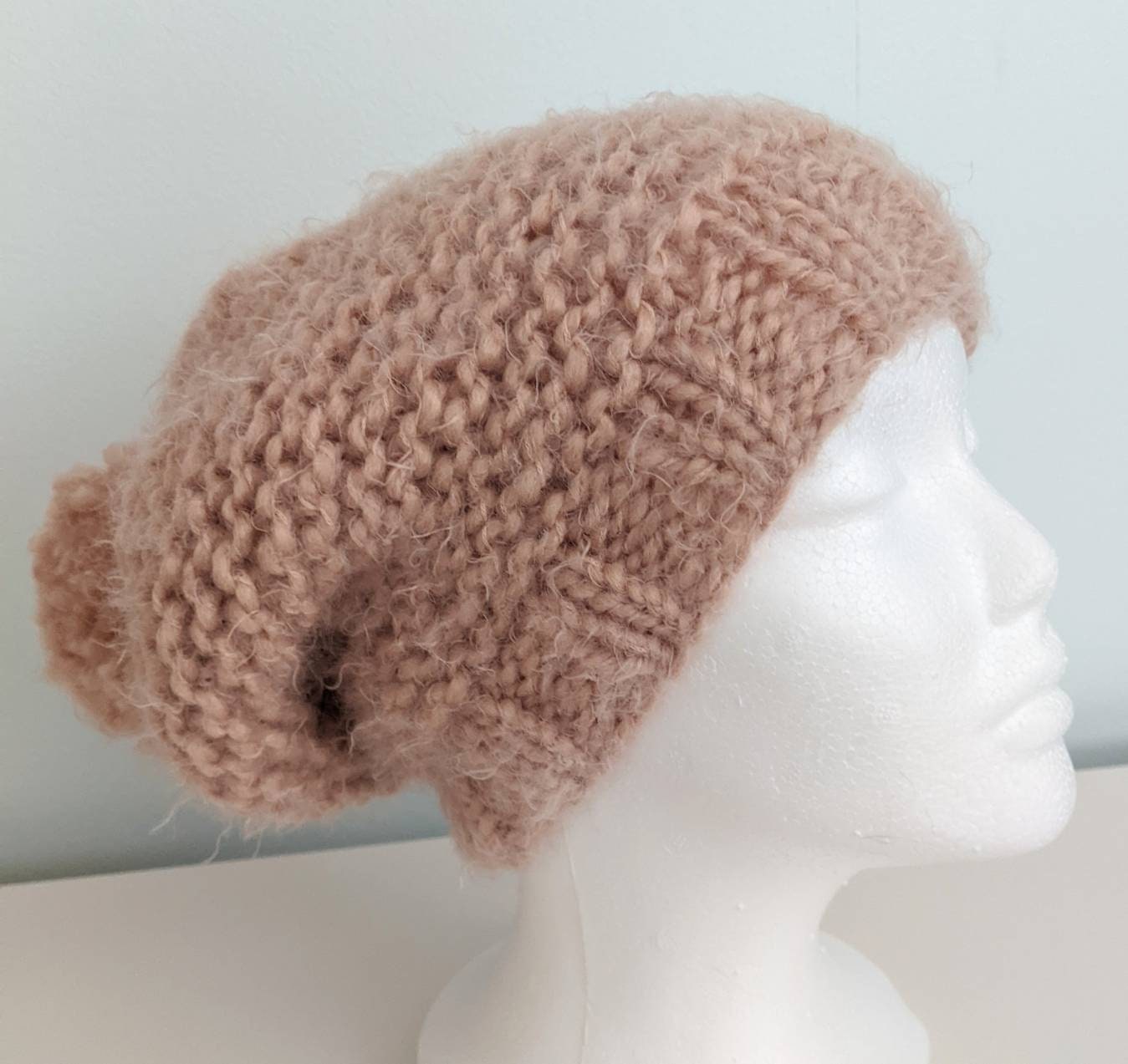 Neue Handgemachte Stricken Toboggan/Slouch Hat Mit Bommel in Weichem Fuzzy Blush Engelshaar - Damen S-M Neue Handgemachte Stricken Toboggan/Slouch Hat Mit Bommel in Weichem Fuzzy Blush Engelshaar - Damen S-M von YarnItAnyWay
