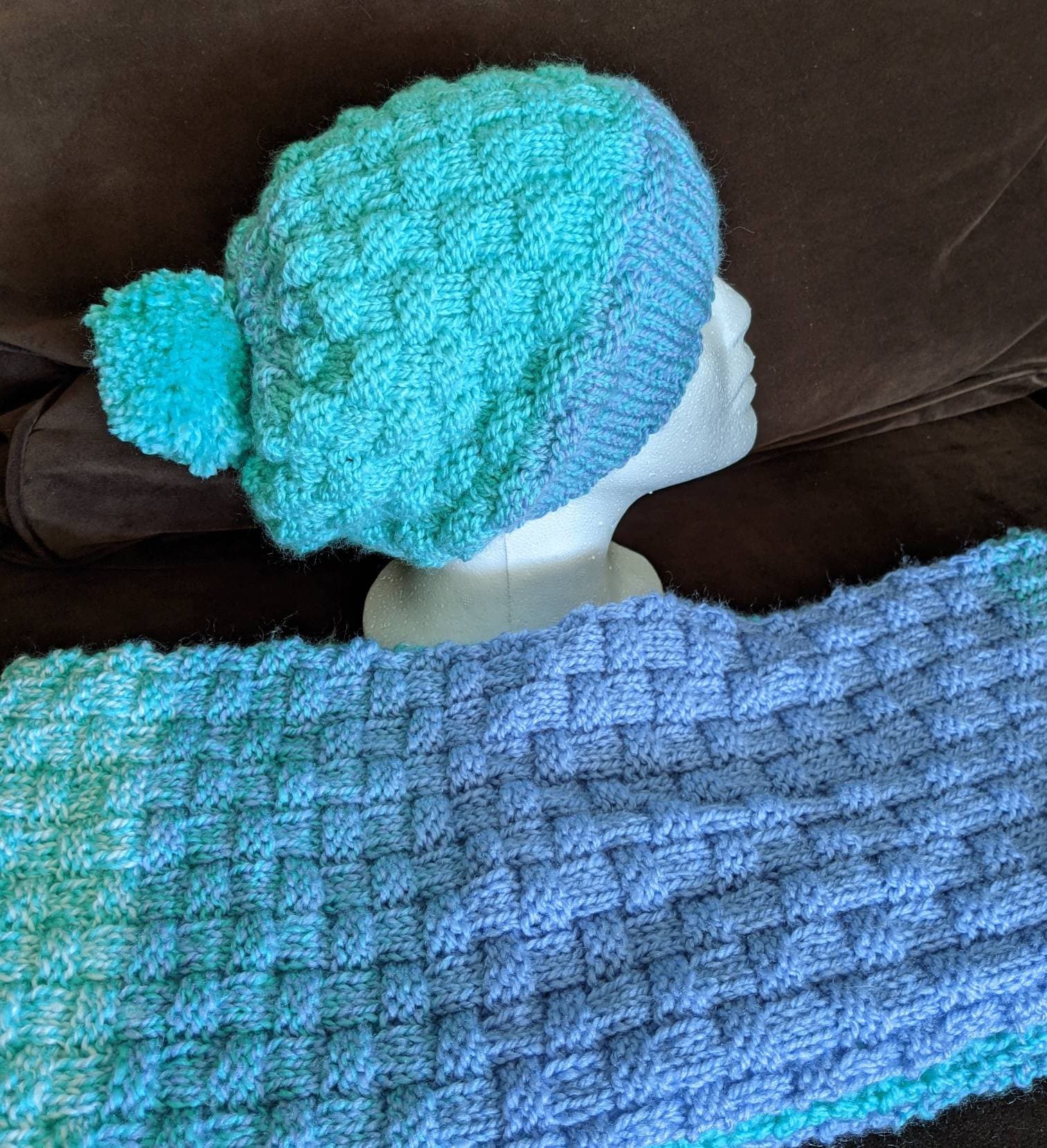 Neue Handgemachte Strickmütze Und Schal Set in Jelly Bean Candy Shop Garn - Hut Passt Med Zu Lrg/Ist 8 "x 96" Neue Handgemachte Strickmütze Und Schal Set in Jelly Bean Candy Shop Garn - Hut Passt Med Zu Lrg/Ist 8 "x 96" von YarnItAnyWay