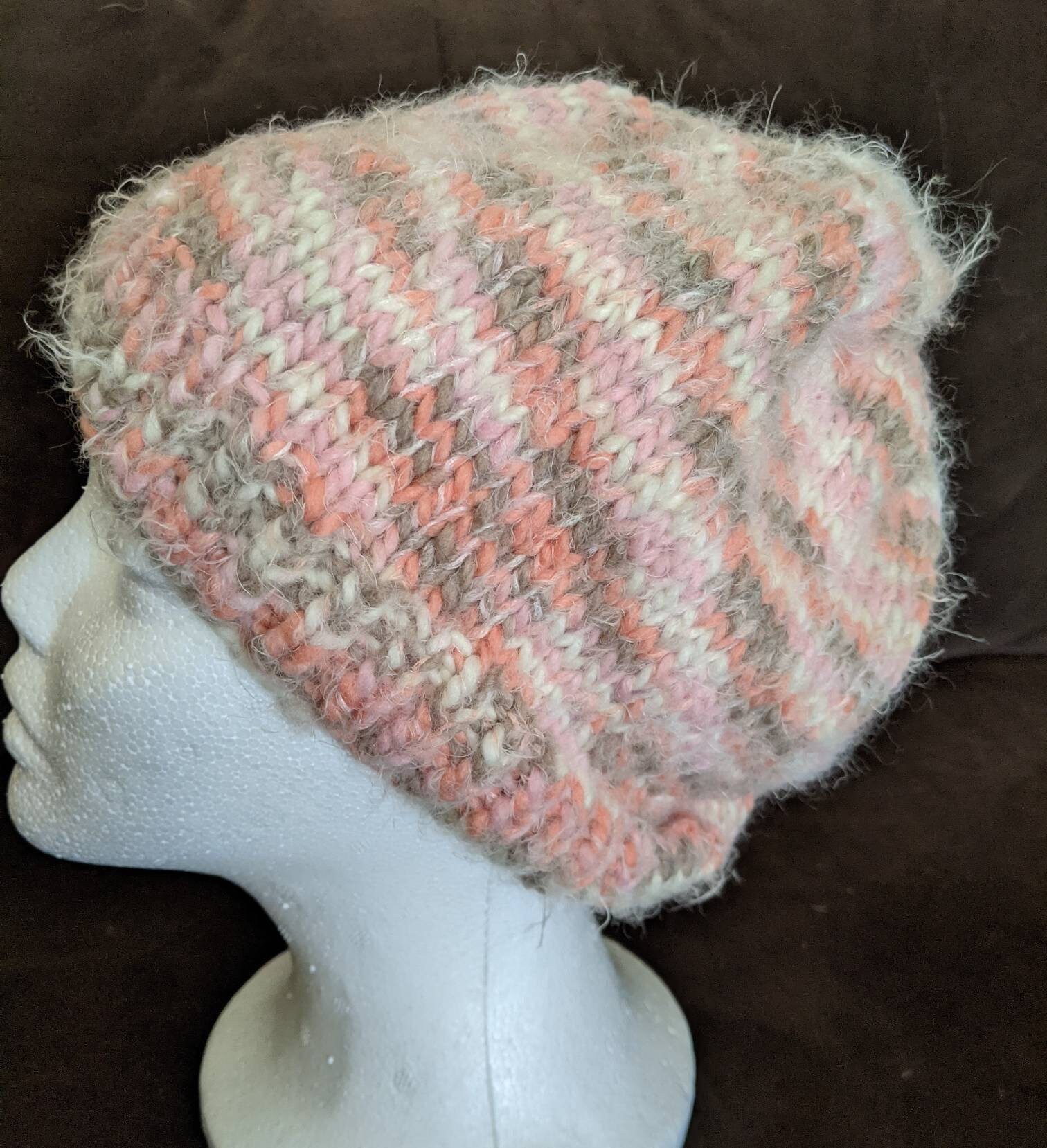 Neue Handgemachte Strickmütze in Weichen Fuzzy Pink Coral Multi Angel Hair - Einheitsgröße Neue Handgemachte Strickmütze in Weichen Fuzzy Pink Coral Multi Angel Hair - Einheitsgröße von YarnItAnyWay