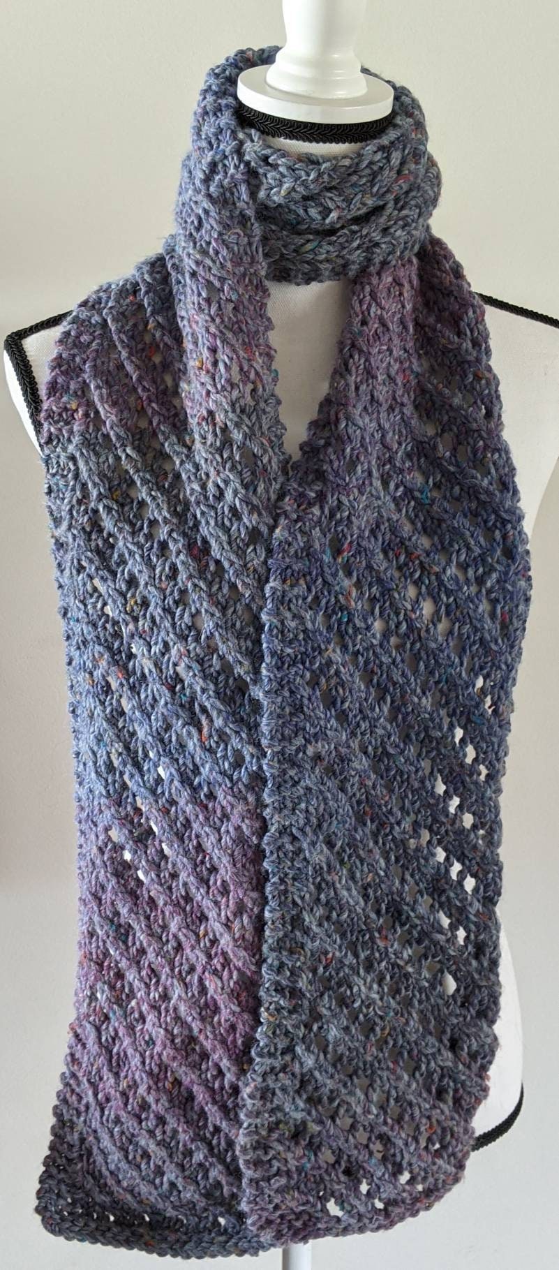 Neue Handgemachte Strickspitze Und Gerippte Schal in Tweedle Dee Blue Heathers Garn - 16, 5 "x 198" Neue Handgemachte Strickspitze Und Gerippte Schal in Tweedle Dee Blue Heathers Garn - 16, 5 "x 198" von YarnItAnyWay